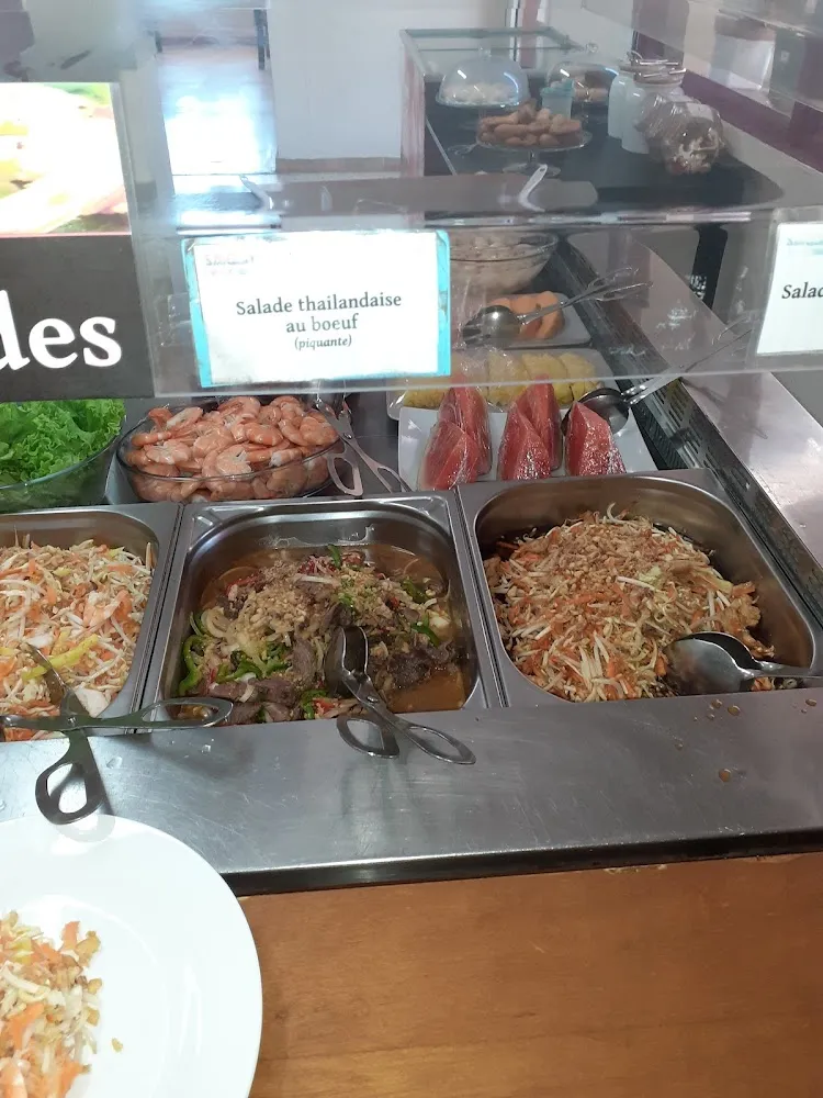 Salade Thaï Et A Droite Salade Vietnamienne